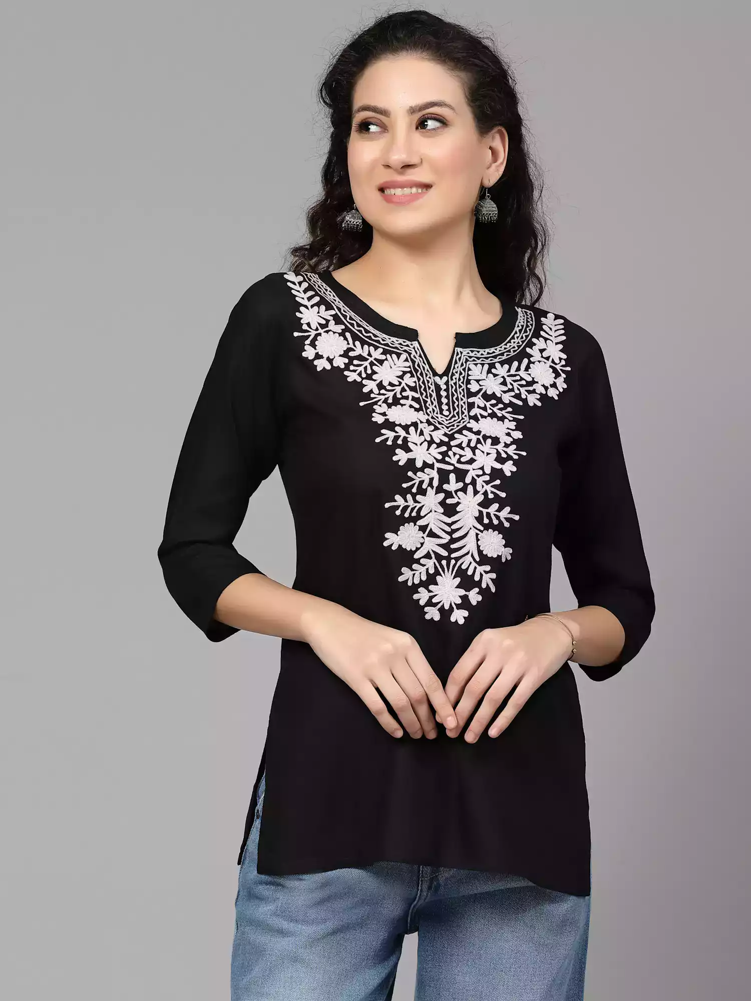 black-offwhite-aari-short1.webp