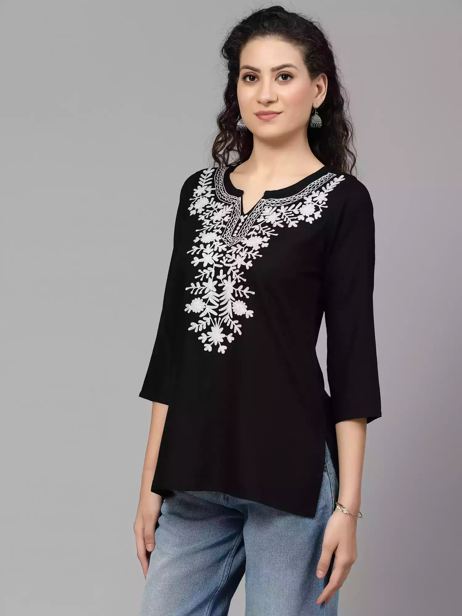 black-offwhite-aari-short2.webp