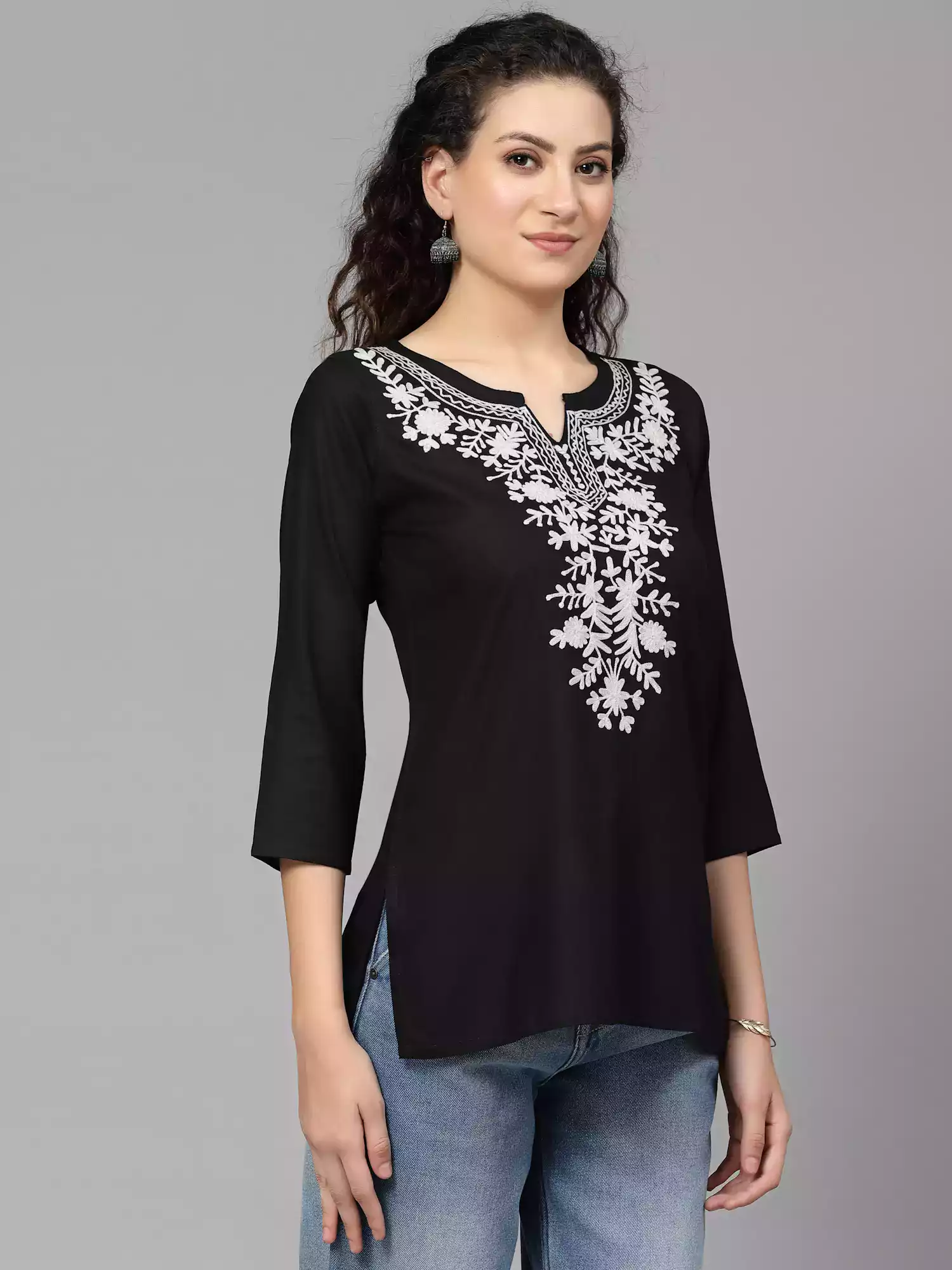 black-offwhite-aari-short3.webp