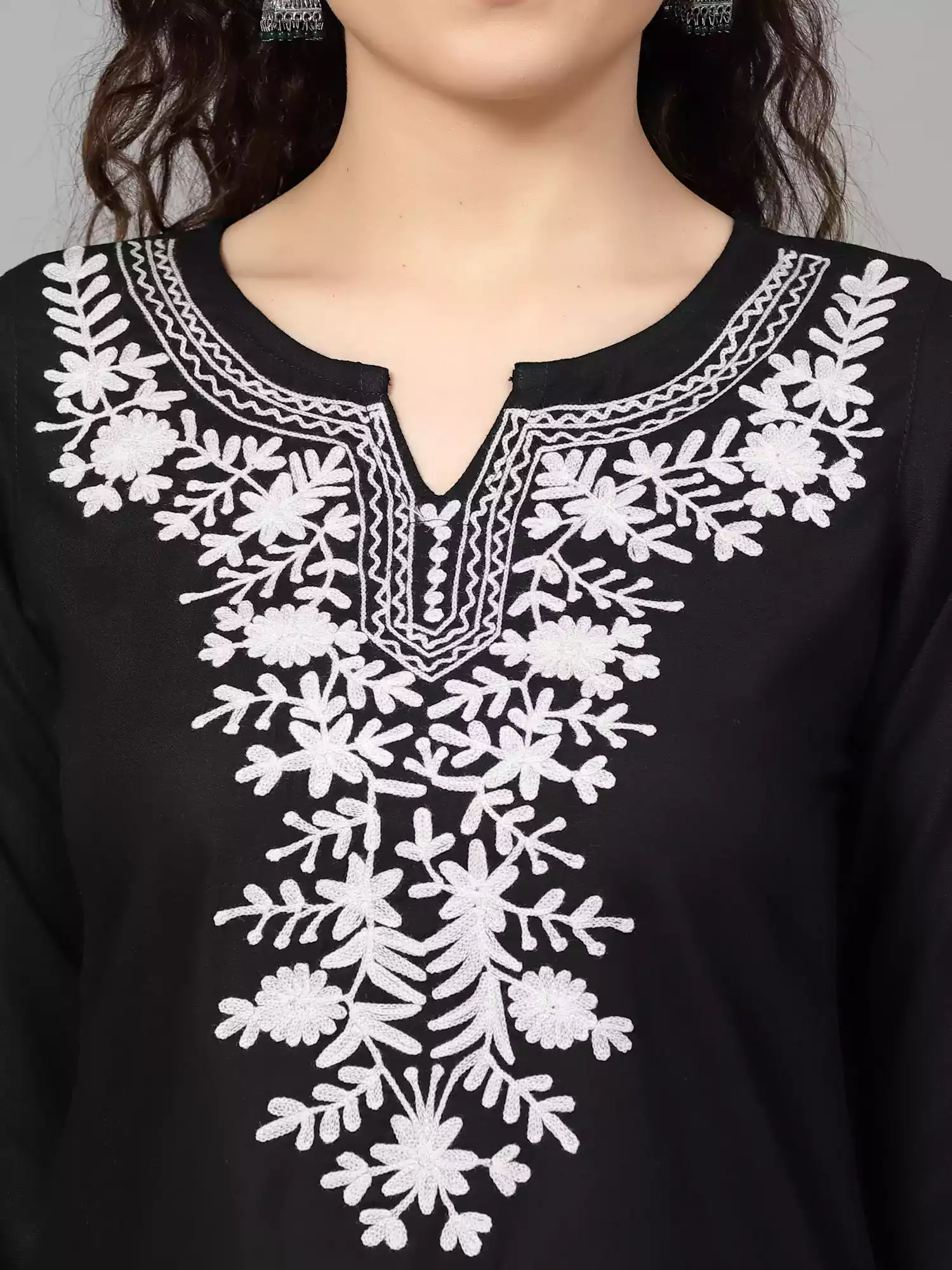 black-offwhite-aari-short4.webp