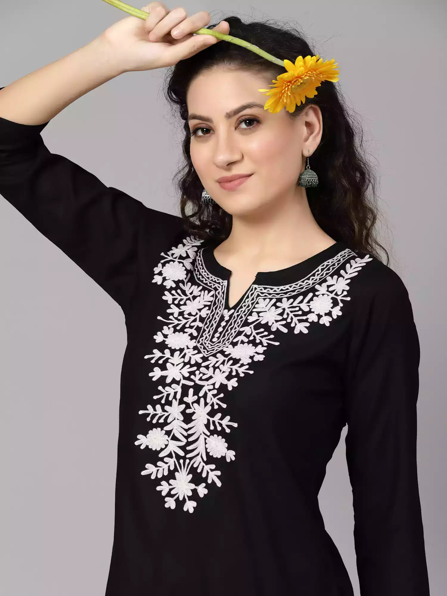 black-offwhite-aari-short6.webp