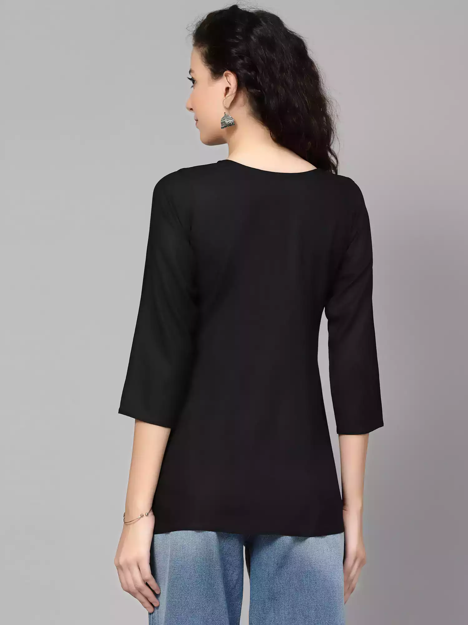 black-offwhite-aari-short7.webp