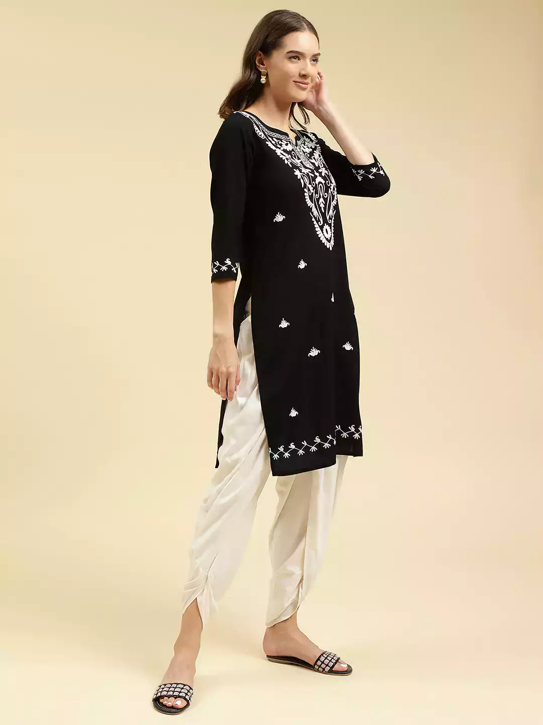 black-offwhite-boota-aari-long3.webp