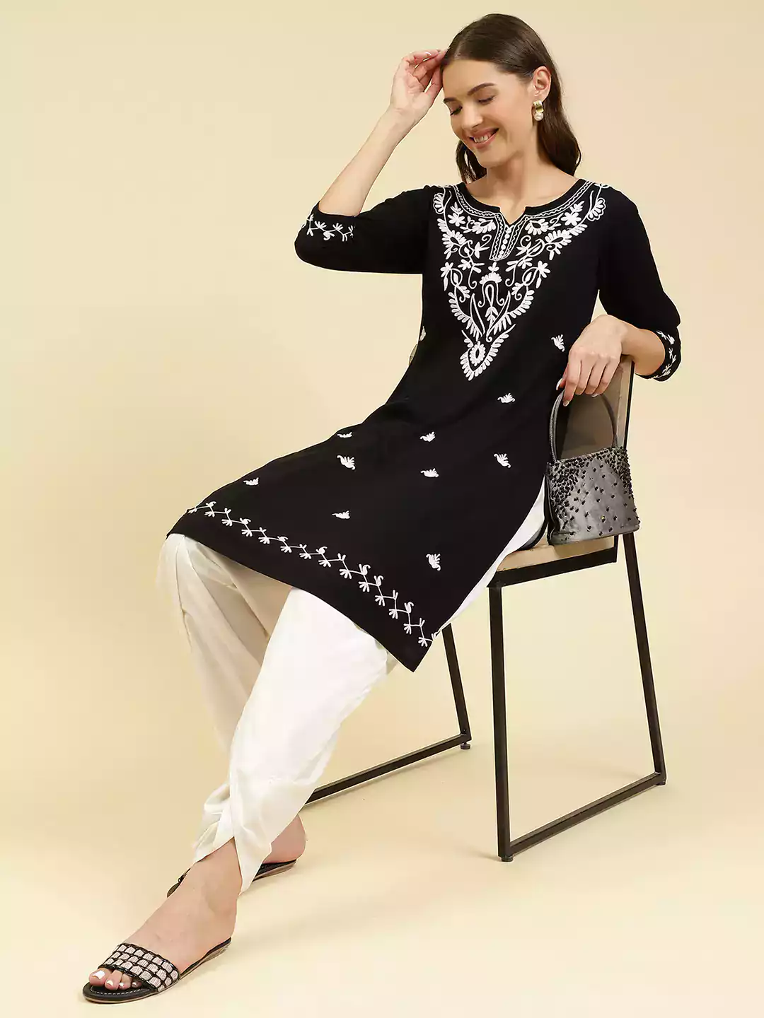 black-offwhite-boota-aari-long5.webp