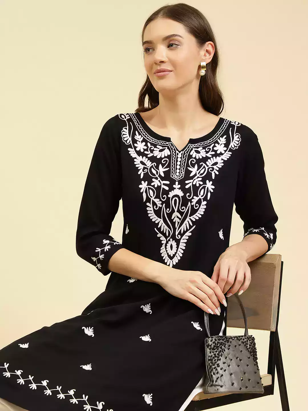 black-offwhite-boota-aari-long6.webp
